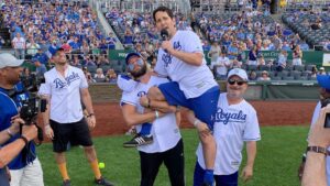 Samm Levine Instagram - The 2019 @bigslickkc shenanigans have begun! This year’s softball game at the @kcroyals Kauffman Stadium was one for the ages! Please enjoy this photo series from the day #BigSlickKC
.
1) Two and a half Jews
2) A Modern Family reunion with @ericstonestreet & @arielwinter 
3) After his walk off victory hit, Antman gets hoisted onto the shoulders of @tarzannoz & @kevinpollak123, while Shazam refuses to help 
4) Moments after umpire Bruce Dreckman drilled me in the head with an unannounced toss into the dugout suite. He was kind enough to check on me and make sure I wasn’t going to sue
5) A musical interlude brought to you by @zacharylevi & @tarzannoz (I should know this one better)