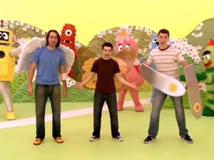 Samm Levine Instagram - This dancey dance with the cast of Freaks and Geeks is legendary! 🙌  It’s @martinstarr, @sammlevine, and #johnfrancisdaley ! 🎉🦋🤪 

#DanceyDance #YoGabbaGabba #freaksandgeeks