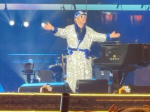 Samm Levine Instagram - 30. That’s how many times I’ve seen the incomparable @EltonJohn perform live. And last night was epic. From the theatrics to the outfits to @caryelwes being our concert date. Thank you, Sir Elton, for the lifetime of amazing music ♥️