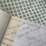 Samya Pascotto Instagram - Diário - 4 de dezembro de 2023. - Podemos ser íntimos? 1- Derrubei café na bancada. Quem diria que um erro podia ser tão bonito? - a frase escutei no espetáculo “cabaré coragem” do grupo galpão. 2- Ainda sobre galpão, Lydia me desejou coragem. Achei que era isso mesmo a coisa mais bonita a se desejar a alguém nesse mundo. 3- “ o que eu quero é viver de uma maneira que me caiba. Ser forte e aconteça o que acontecer, viver do meu jeito.” - filme: na praia à noite sozinha. - Hong sang-soo. Ando fazendo maratonas de filmes coreanos com Matheus, e isso é uma das partes mais aguardadas dos meus dias. 4- Meio cansada de gente que acha que “gostar menos” é um tipo de vitória, fico me perguntando com quem eles comemoram quando ganham o prêmio… 5- Só eu, apreciando a vista, mesmo com miopia.