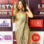 Sana Sultan Instagram - Yayyy… First Award of 2024🏆 Bollywood Town Lifestyle award presented by Jio News… Won the Award as “Charismatic Personality of the Year” ❤️Love the title though🥰 Thank u God… Thank u Universe Special thank u to @eventzfactory & @kunalthakkarofficial for honouring me with this beautiful tiltle. To all my lovelies shukriya for always being there…Promise to make the best out of this year. Keep Loving…Keep Supporting❤️🤍cheers🥂 Outfit : @aayeshasfashion2007 @nilu_hayat Sahara Star , Mumbai