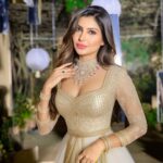 Sana Sultan Instagram - Kyuki nazakat toh khoon mei hai na👻🤍✨ Ye Tag line ka copy right leni wali hoon mei jaldi👀🐒