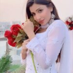 Sana Sultan Instagram - Kyuki nazakat toh khoon mei hai🥰 aur traditional outfit mei iss song ne chaar chand aur laga diye🤍 Beautiful track by @jassadhillon1 ✨ #hasdi