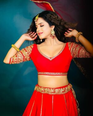 Sanchari Mondal Instagram - Colour of love is ❤️ #sancharimondal 
💄@sahasumana
👗@mahadevraj62