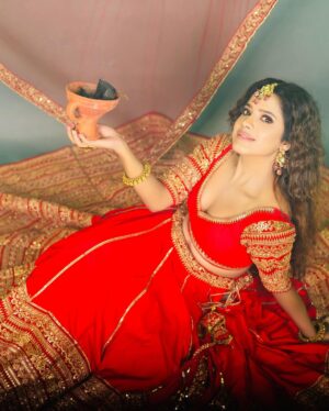 Sanchari Mondal Instagram - Colour of love is ❤️ #sancharimondal 
💄@sahasumana
👗@mahadevraj62