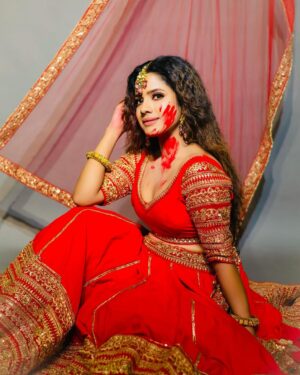Sanchari Mondal Instagram - Colour of love is ❤️ #sancharimondal 
💄@sahasumana
👗@mahadevraj62