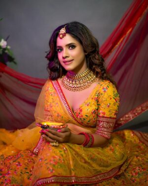 Sanchari Mondal Instagram - Happyyyyy diwali❤️
💄@shahsumana
👗 @mahadevraj62 
📷 @photographer_santanu_