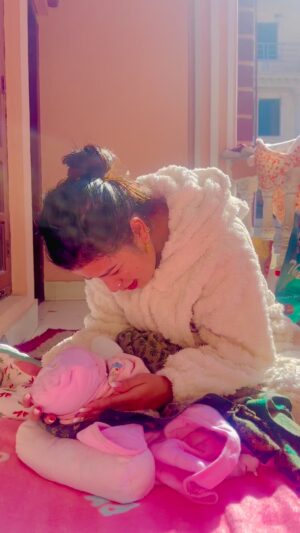 Sanchita Shahi Instagram - Acting babu raza को 🤭 #fupa_bhadai👩‍👦