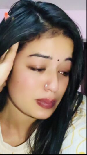 Sanchita Shahi Instagram - कठिन समयमा कसैले साथ छोडेर जादाकस्तो हुन्छ मलाई थाहा छ ! #ImSoHurt🥹 #Maharani👑
