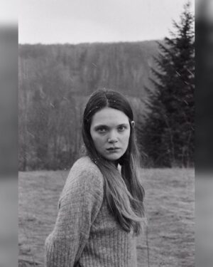 Sandra Drzymalska Instagram - To ja...z moimi cudownymi odstającymi uszami jak u elfa :) 
A zdjęcie to zrobiła jedna z piękniejszych osób jakie znam na tejże Ziemii @martacylwik , która jest młoda, piękna, odważna i bardzo świadoma siebie i swojej twórczości @soilceramics!