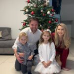 Sandra Parmová Instagram - Vánoce 2023 🎄🌟❤️ Přeji vám všem krásné sváteční dny, milá instarodinko🎄❤️ Užijte si čas se svými nejbližšími a hezky si odpočiňte u pohádek a cukroví 🤗❤️ #vanoce #myctyri #laskynase #rodina #vsichnispolu #nejvetsistesti #leonek #emily #nejlepsidarek #milujudekuju @pavel_pospec_pospisil @podle_emily ❤️❤️