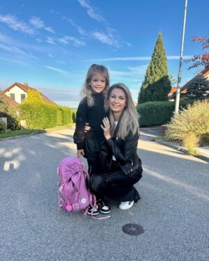 Sandra Parmová Instagram - První školní a školkový den.🩷💙 Ufff, mám pocit, že letos to bude pořádná jízda🎢😁
Všem moc držím palce, ať je váš rozjezd hladký a vykročíte pravou 🥰❤️

@podle_emily 🫶🏼

#emilka #leonek #prvniden #huraaa #doskoly #doskolky #tesimese #skolka #skolavola #laskynase