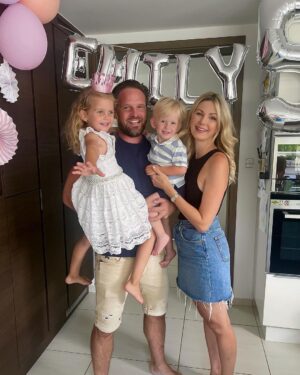 Sandra Parmová Instagram - Tak jde čas 🥰❤️ Srpen 2020-2023 👨‍👩‍👧‍👦 

#myctyri #spolu #rodina #porovnavacka #takjdecas #🤰🏼#👦🏼 #👧🏼 #laskynase #letito #nejvetsistesti #dekuju #family #love #lavju

❤️ @pavel_pospec_pospisil 
❤️ @podle_emily