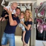 Sandra Parmová Instagram - Tak jde čas 🥰❤️ Srpen 2020-2023 👨‍👩‍👧‍👦 #myctyri #spolu #rodina #porovnavacka #takjdecas #🤰🏼#👦🏼 #👧🏼 #laskynase #letito #nejvetsistesti #dekuju #family #love #lavju ❤️ @pavel_pospec_pospisil ❤️ @podle_emily