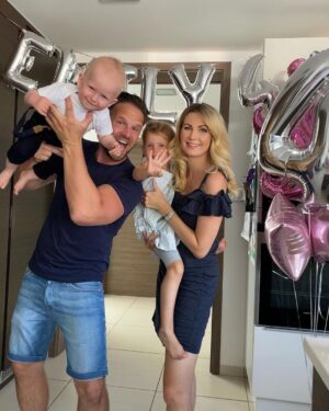 Sandra Parmová Instagram - Tak jde čas 🥰❤️ Srpen 2020-2023 👨‍👩‍👧‍👦 

#myctyri #spolu #rodina #porovnavacka #takjdecas #🤰🏼#👦🏼 #👧🏼 #laskynase #letito #nejvetsistesti #dekuju #family #love #lavju

❤️ @pavel_pospec_pospisil 
❤️ @podle_emily