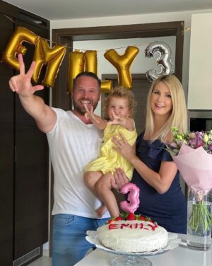 Sandra Parmová Instagram - Tak jde čas 🥰❤️ Srpen 2020-2023 👨‍👩‍👧‍👦 

#myctyri #spolu #rodina #porovnavacka #takjdecas #🤰🏼#👦🏼 #👧🏼 #laskynase #letito #nejvetsistesti #dekuju #family #love #lavju

❤️ @pavel_pospec_pospisil 
❤️ @podle_emily