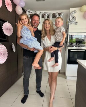 Sandra Parmová Instagram - Tak jde čas 🥰❤️ Srpen 2020-2023 👨‍👩‍👧‍👦 

#myctyri #spolu #rodina #porovnavacka #takjdecas #🤰🏼#👦🏼 #👧🏼 #laskynase #letito #nejvetsistesti #dekuju #family #love #lavju

❤️ @pavel_pospec_pospisil 
❤️ @podle_emily