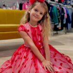 Sandra Parmová Instagram - Sváteční inspirace - holčičí šatičky👗 s čelenkama ze stejného materiálu🌟😍 Tak které se vám líbí? 😉 Všechny šaty i čelenky seženete v @aboutkids_brno v @olympiacentrumbrno. A pokud máte obchod z ruky, dá se objednat i přes zprávy na IG. 😉 @podle_emily 💞 #saty #holcicisaty #celenka #celenky #dovlasu #inspirace #satyproholky #inspo #brno #olympia #olympiacentrumbrno #olympiabrno #aboutkids #detskybutik #kidsboutique #kidsfashion #minimodel #podleEmily #dress #festivedress #daga #novakolekce #proprincezny Olympia Brno