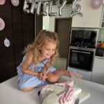 Sandra Parmová Instagram - Všechno nejlepší ty naše princezno! 🌟 Ať jsi pořá tak báječná, veselá, kamaradská a hlavně zdravá 🙏🏼 Už brzy tě čeká další milník - škola.☺️ Tak ať se ti tam líbí a @zdravybatoh_beckmann se ti dobře nosí. 🩷 #Emily @podle_emily #sestlet #narozeniny #laskanase #predskolacka #familytime❤️ #oslava #happybirthday #lavju Brno, Czech Republic