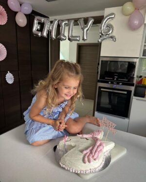 Sandra Parmová Instagram - Všechno nejlepší ty naše princezno! 🌟 Ať jsi pořá tak báječná, veselá, kamaradská a hlavně zdravá 🙏🏼 
Už brzy tě čeká další milník - škola.☺️ Tak ať se ti tam líbí a @zdravybatoh_beckmann se ti dobře nosí. 🩷

#Emily @podle_emily #sestlet #narozeniny #laskanase #predskolacka #familytime❤️ #oslava #happybirthday #lavju