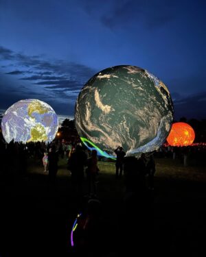 Sandra Parmová Instagram - Nádhera ve dne i v noci.🌗🪐🌕🌍🤩 Festival planet je na Kraví hoře k vidění až do 8.8., určitě zajděte 👌🏼❤️ Na profilu @brnoplanetarium si můžete vždy ověřit, jestli planety vzhledem k počasí nafukují 🫶🏼

#brno #kravihora #festivalplanet #slunce #zeme #planetazeme #zazitek #prodeti #rodicemvbrne  #krasa #vednevnoci #odraz #vodnihladina #planety #nadhernapodivana #tip #prorodice #kamsdetmi #kamsdetmivbrne #planetarium #planetariumbrno #terralona #lunalona