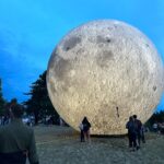 Sandra Parmová Instagram - Nádhera ve dne i v noci.🌗🪐🌕🌍🤩 Festival planet je na Kraví hoře k vidění až do 8.8., určitě zajděte 👌🏼❤️ Na profilu @brnoplanetarium si můžete vždy ověřit, jestli planety vzhledem k počasí nafukují 🫶🏼 #brno #kravihora #festivalplanet #slunce #zeme #planetazeme #zazitek #prodeti #rodicemvbrne #krasa #vednevnoci #odraz #vodnihladina #planety #nadhernapodivana #tip #prorodice #kamsdetmi #kamsdetmivbrne #planetarium #planetariumbrno #terralona #lunalona Kraví hora