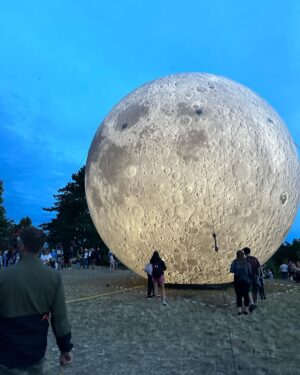 Sandra Parmová Instagram - Nádhera ve dne i v noci.🌗🪐🌕🌍🤩 Festival planet je na Kraví hoře k vidění až do 8.8., určitě zajděte 👌🏼❤️ Na profilu @brnoplanetarium si můžete vždy ověřit, jestli planety vzhledem k počasí nafukují 🫶🏼

#brno #kravihora #festivalplanet #slunce #zeme #planetazeme #zazitek #prodeti #rodicemvbrne  #krasa #vednevnoci #odraz #vodnihladina #planety #nadhernapodivana #tip #prorodice #kamsdetmi #kamsdetmivbrne #planetarium #planetariumbrno #terralona #lunalona