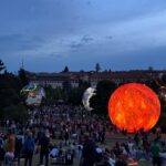 Sandra Parmová Instagram - Nádhera ve dne i v noci.🌗🪐🌕🌍🤩 Festival planet je na Kraví hoře k vidění až do 8.8., určitě zajděte 👌🏼❤️ Na profilu @brnoplanetarium si můžete vždy ověřit, jestli planety vzhledem k počasí nafukují 🫶🏼 #brno #kravihora #festivalplanet #slunce #zeme #planetazeme #zazitek #prodeti #rodicemvbrne #krasa #vednevnoci #odraz #vodnihladina #planety #nadhernapodivana #tip #prorodice #kamsdetmi #kamsdetmivbrne #planetarium #planetariumbrno #terralona #lunalona Kraví hora