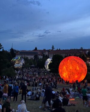 Sandra Parmová Instagram - Nádhera ve dne i v noci.🌗🪐🌕🌍🤩 Festival planet je na Kraví hoře k vidění až do 8.8., určitě zajděte 👌🏼❤️ Na profilu @brnoplanetarium si můžete vždy ověřit, jestli planety vzhledem k počasí nafukují 🫶🏼

#brno #kravihora #festivalplanet #slunce #zeme #planetazeme #zazitek #prodeti #rodicemvbrne  #krasa #vednevnoci #odraz #vodnihladina #planety #nadhernapodivana #tip #prorodice #kamsdetmi #kamsdetmivbrne #planetarium #planetariumbrno #terralona #lunalona