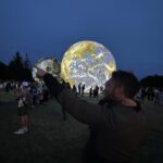 Sandra Parmová Instagram - Nádhera ve dne i v noci.🌗🪐🌕🌍🤩 Festival planet je na Kraví hoře k vidění až do 8.8., určitě zajděte 👌🏼❤️ Na profilu @brnoplanetarium si můžete vždy ověřit, jestli planety vzhledem k počasí nafukují 🫶🏼 #brno #kravihora #festivalplanet #slunce #zeme #planetazeme #zazitek #prodeti #rodicemvbrne #krasa #vednevnoci #odraz #vodnihladina #planety #nadhernapodivana #tip #prorodice #kamsdetmi #kamsdetmivbrne #planetarium #planetariumbrno #terralona #lunalona Kraví hora