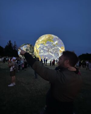 Sandra Parmová Instagram - Nádhera ve dne i v noci.🌗🪐🌕🌍🤩 Festival planet je na Kraví hoře k vidění až do 8.8., určitě zajděte 👌🏼❤️ Na profilu @brnoplanetarium si můžete vždy ověřit, jestli planety vzhledem k počasí nafukují 🫶🏼

#brno #kravihora #festivalplanet #slunce #zeme #planetazeme #zazitek #prodeti #rodicemvbrne  #krasa #vednevnoci #odraz #vodnihladina #planety #nadhernapodivana #tip #prorodice #kamsdetmi #kamsdetmivbrne #planetarium #planetariumbrno #terralona #lunalona