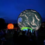 Sandra Parmová Instagram - Nádhera ve dne i v noci.🌗🪐🌕🌍🤩 Festival planet je na Kraví hoře k vidění až do 8.8., určitě zajděte 👌🏼❤️ Na profilu @brnoplanetarium si můžete vždy ověřit, jestli planety vzhledem k počasí nafukují 🫶🏼 #brno #kravihora #festivalplanet #slunce #zeme #planetazeme #zazitek #prodeti #rodicemvbrne #krasa #vednevnoci #odraz #vodnihladina #planety #nadhernapodivana #tip #prorodice #kamsdetmi #kamsdetmivbrne #planetarium #planetariumbrno #terralona #lunalona Kraví hora