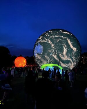 Sandra Parmová Instagram - Nádhera ve dne i v noci.🌗🪐🌕🌍🤩 Festival planet je na Kraví hoře k vidění až do 8.8., určitě zajděte 👌🏼❤️ Na profilu @brnoplanetarium si můžete vždy ověřit, jestli planety vzhledem k počasí nafukují 🫶🏼

#brno #kravihora #festivalplanet #slunce #zeme #planetazeme #zazitek #prodeti #rodicemvbrne  #krasa #vednevnoci #odraz #vodnihladina #planety #nadhernapodivana #tip #prorodice #kamsdetmi #kamsdetmivbrne #planetarium #planetariumbrno #terralona #lunalona