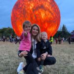 Sandra Parmová Instagram - Nádhera ve dne i v noci.🌗🪐🌕🌍🤩 Festival planet je na Kraví hoře k vidění až do 8.8., určitě zajděte 👌🏼❤️ Na profilu @brnoplanetarium si můžete vždy ověřit, jestli planety vzhledem k počasí nafukují 🫶🏼 #brno #kravihora #festivalplanet #slunce #zeme #planetazeme #zazitek #prodeti #rodicemvbrne #krasa #vednevnoci #odraz #vodnihladina #planety #nadhernapodivana #tip #prorodice #kamsdetmi #kamsdetmivbrne #planetarium #planetariumbrno #terralona #lunalona Kraví hora