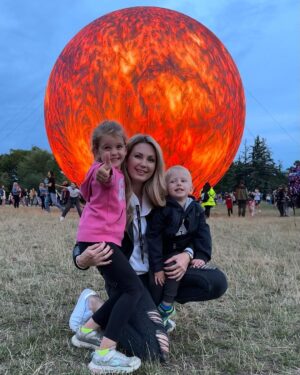 Sandra Parmová Instagram - Nádhera ve dne i v noci.🌗🪐🌕🌍🤩 Festival planet je na Kraví hoře k vidění až do 8.8., určitě zajděte 👌🏼❤️ Na profilu @brnoplanetarium si můžete vždy ověřit, jestli planety vzhledem k počasí nafukují 🫶🏼

#brno #kravihora #festivalplanet #slunce #zeme #planetazeme #zazitek #prodeti #rodicemvbrne  #krasa #vednevnoci #odraz #vodnihladina #planety #nadhernapodivana #tip #prorodice #kamsdetmi #kamsdetmivbrne #planetarium #planetariumbrno #terralona #lunalona