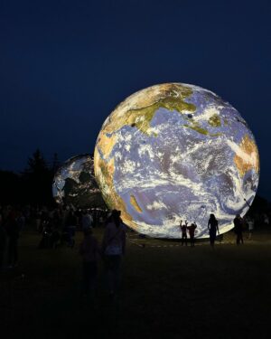 Sandra Parmová Instagram - Nádhera ve dne i v noci.🌗🪐🌕🌍🤩 Festival planet je na Kraví hoře k vidění až do 8.8., určitě zajděte 👌🏼❤️ Na profilu @brnoplanetarium si můžete vždy ověřit, jestli planety vzhledem k počasí nafukují 🫶🏼

#brno #kravihora #festivalplanet #slunce #zeme #planetazeme #zazitek #prodeti #rodicemvbrne  #krasa #vednevnoci #odraz #vodnihladina #planety #nadhernapodivana #tip #prorodice #kamsdetmi #kamsdetmivbrne #planetarium #planetariumbrno #terralona #lunalona