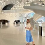 Sandra Parmová Instagram - Kdo taky znova vytáhl zimní bundu? 🙈❄️ Jak já už se těším na teplo a letní šaty🙏🏼😃 #tbt #teplo #missyou #dubaj #dubai #museumofthefuture #loveit #traveltheworld #mom