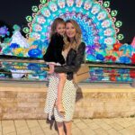 Sandra Parmová Instagram - #EmilyinDubai 👩‍👧❤️ …i dnes večer v 19:55 v @showtime_cnnprima 🤩 Pár inspirací na krásná místa na výlety s dětmi, třeba jako tady, noční @dubaigardenglow 🌈🤗❤️ #vylet #dubai #dubaj #momanddaughter #travel #traveltips Dubai Garden Glow