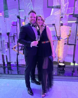 Sandra Parmová Instagram - To byl tak krásný večer 🌟 Jubilejní 60. ples @hotelinternationalbrno 💜 

Za šaty děkuji mojí @hermine.khalaf.pogosyan 🖤
A za - zcela objektivně 😅 - nejkrásnější doprovod mému drahému @pavel_pospec_pospisil ❤️
A za pozvání, báječnou zábavu, přátelskou atmosféru a skvělé jídlo @hotelinternationalbrno 🌟 

#ples #plesovasezona #brno #hotelinternacionalbrno #whatanight #ball #redcarpet #happyme  #dekujeme #bylotobozi ❤️