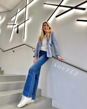Sandra Parmová Instagram - Mám pro vás ✨SOUTĚŽ✨ o 3 vouchery na 1500 Kč od @bezvasport 🥳
Podmínky: 
🧥 sledovat můj profil a @bezvasport
👗 a označit někoho, kdo má taky rád módu a soutěže
👟 komentářů můžete přidat více, jen se profily nesmí opakovat. 

Ano, to je opravdu vše☺️ Losuji v neděli 3.12., ať za vouchery ještě stihnete nakoupit dárečky🎁 A určitě koukněte na @bezvasport, kde už mají předvánoční akce (kódy teď nejsou, velké slevy mají rovnou na e-shopu😉) Už máte třeba šaty ke stromečku? Pokud ne, doporučuji ty na druhé fotce, jsou nádherné 😍❤️

#soutez #soutezime #bezvasport #spoluprace #moda #nakupy #obleceni #kabat #trenckot #saty #sukne #novysatnik #ootd #podzim #zima #vanoce #satykestromecku