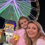 Sandra Parmová Instagram - Kdybych měla vybrat v Dubaji 1️⃣ místo, kam se chci znova podívat, rozhodně by to bylo do @globalvillageuae. Tam máte celý svět a jeho nejikoničtější stavby doslova na dlani 😍😍😍 Setkává se tam více než 90 kultur a jde tak o jeden z největších zábavních parků na světě. 🎡🕌🎢 Jak moc vás ohromí, to se nedá slovy ani fotkami vyjádřit 😃 Možná videi ve stories, mrkněte ☺️ My navštívili úžasné muzeum kuriozit a zrcadlový labyrint a také obří kolo s překrásným výhledem a další kolotoče a atrakce. Taky jsme ochutnali dobroty z flow marketu a moji nejoblíbenější sticky rice with mango.🥭😋 Na zdejších trzích by se daly strávit, abyste se vším dostatečně pokochali. Zkrátka tolik koncentrované zábavy a zážitků na jednom místě jsem ještě neviděla. Za mě totální pecka. 👌🏼👌🏼 Co vy, byli jste a líbilo se? 🤗 @globalvillageuae @visit.dubai #globalvillagedubai #dubaj #dubai #visitdubai #travelgram #love #fun #mumanddaughter #traveling #together The Global Village, قلعه الميدان لليوله (Dubai)