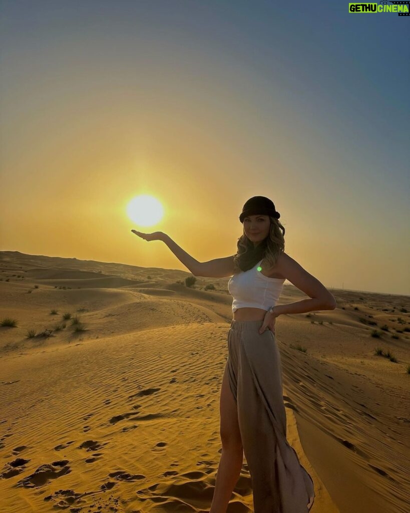 Sandra Parmová Instagram - Pouštní safari 🐫🌅 Tohle byl tak krásný výlet 😍 Magický západ slunce na dunách, velbloudi, tradiční jídlo a nadšené děti.👌🏼❤️ Thank you for a beautiful trip @platinumheritage 🐫❤️ @visit.dubai #vylet #dopouste #dubaj #dubai #poust #desert #zapadslunce #sunset #velbloud #projizdka #pisecneduny #elegabags #traditionalfood #traditionaltattoo #camels Platinum Heritage Dubai