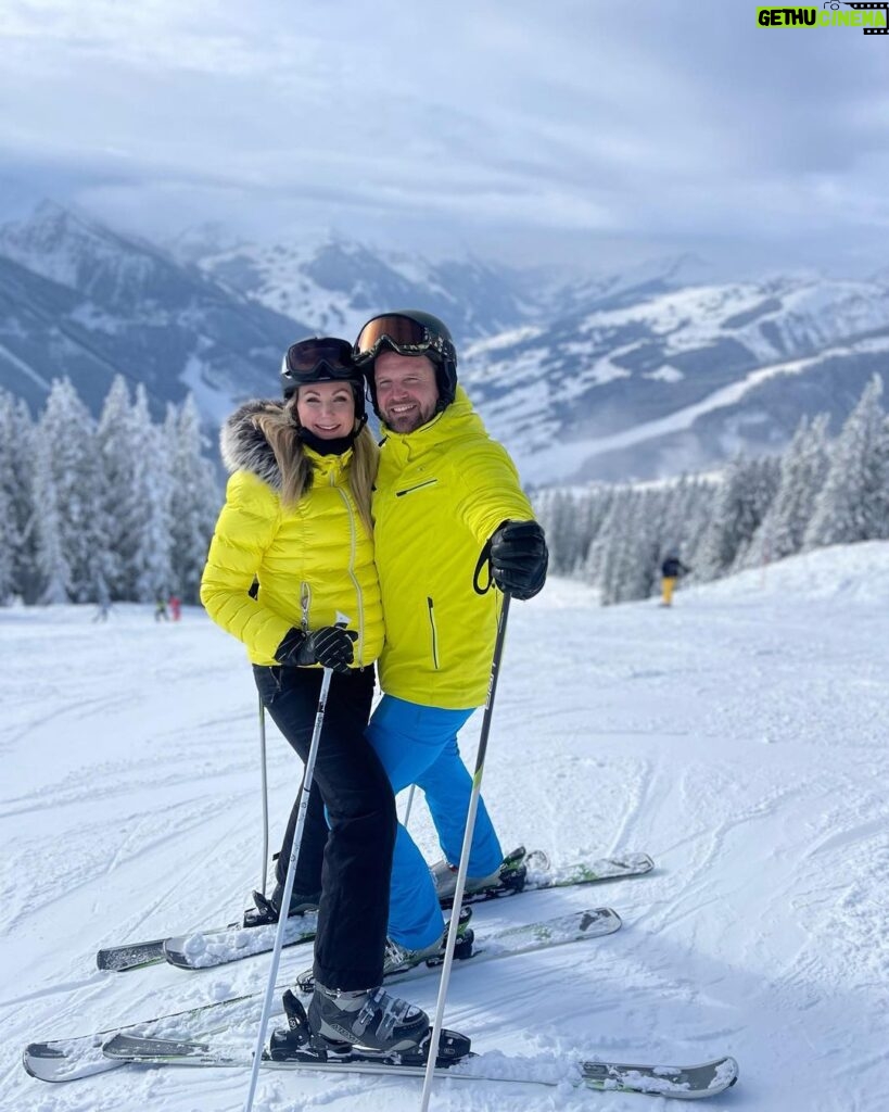Sandra Parmová Instagram - Kanárci na svahu 💛😃 Tak která je lepší - 1 nebo 2? 😅 @pavel_pospec_pospisil 💋 #spolu #zima #dovca #lyze #leogang #saalbach #austria #skiing #vacation #loveskiing #loveyou Saalbach Ski Resort, Austria