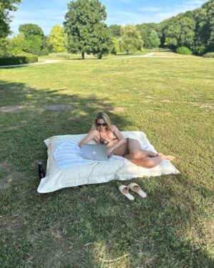 Sandra Parmová Instagram - Oáza klidu uprostřed nádherné přírody.🌾To je @chateau_bela, romantické sídlo na jižním Slovensku. ☀️🌸 Znáte? My z těchto chvilek a místa budeme ještě dlouho čerpat 👩🏼‍❤️‍👨🏽🥰
#tip #uzasnemisto #toskanskeleto #naslovensku #chateaubela #chateau #svatebnimisto #relax #slovensko #luxurydestination #hotel #odpocinek #rodice #natahu #happyme #summermenu #loveit #mustsee #dreamplace