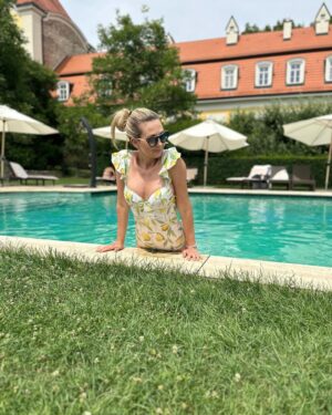 Sandra Parmová Instagram - Oáza klidu uprostřed nádherné přírody.🌾To je @chateau_bela, romantické sídlo na jižním Slovensku. ☀️🌸 Znáte? My z těchto chvilek a místa budeme ještě dlouho čerpat 👩🏼‍❤️‍👨🏽🥰
#tip #uzasnemisto #toskanskeleto #naslovensku #chateaubela #chateau #svatebnimisto #relax #slovensko #luxurydestination #hotel #odpocinek #rodice #natahu #happyme #summermenu #loveit #mustsee #dreamplace
