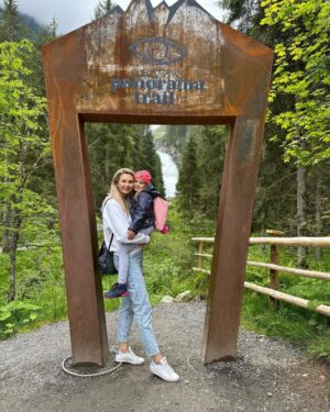 Sandra Parmová Instagram - Krimmelské vodopády 🇦🇹🏞️ Jen pár hodin jízdy z Česka, kousek od Zell am see, je tahle nádhera.😍 Slovy se dá jen těžko popsat ta neskutečná síla přírody, obzvlášt když máte štěstí a přijedete po dešti 💦☺️ 
Podle Googlu jsou zdejší vodopády jedny z nejkrásnějších v Evropě. Za nás jako rodinu s malými dětmi je úplně skvělé, že se k nim snadno dostanete krásnou procházkou. Má cca 6 km. Po trase je navíc mnoho zastávek s dechberoucím výhledem. Děti do 6-ti let mají vstup zdarma, my si jinak koupili kombinované vstupné nejen na vodopády, ale i na bližší parking a také na vstup do vodního světa s venkovními atrakcemi, což s malými dětmi určitě doporučuji. S letní kartou Zell am see, kterou nabízí vybrané hotely (i ten náš @hotelgruenerbaum, který nám doporučili @travelking.cz), máte navíc vstupné na mnoho míst ještě levnější. Tak jen takový tip ❤️ Už brzy pro vás navíc budu mít právě u @travelking.cz slevový kód pro všechny, kdo mají rádi dostupné cestování a ověřená místa ❤️

#rodinnadovolena #spoluprace #travelking #osobneovereno #cestovniagentura #dostupnecestovani #rakousko #zellamsee #krimmelskevodopady #krimmelwaterfall #krimmlerwasserfälle #familytrip #enjoyingnature #enjoyingthemoment