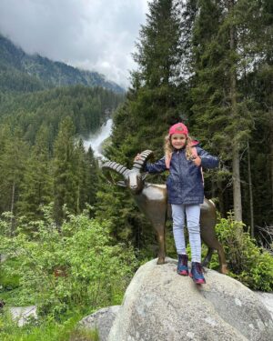 Sandra Parmová Instagram - Krimmelské vodopády 🇦🇹🏞️ Jen pár hodin jízdy z Česka, kousek od Zell am see, je tahle nádhera.😍 Slovy se dá jen těžko popsat ta neskutečná síla přírody, obzvlášt když máte štěstí a přijedete po dešti 💦☺️ 
Podle Googlu jsou zdejší vodopády jedny z nejkrásnějších v Evropě. Za nás jako rodinu s malými dětmi je úplně skvělé, že se k nim snadno dostanete krásnou procházkou. Má cca 6 km. Po trase je navíc mnoho zastávek s dechberoucím výhledem. Děti do 6-ti let mají vstup zdarma, my si jinak koupili kombinované vstupné nejen na vodopády, ale i na bližší parking a také na vstup do vodního světa s venkovními atrakcemi, což s malými dětmi určitě doporučuji. S letní kartou Zell am see, kterou nabízí vybrané hotely (i ten náš @hotelgruenerbaum, který nám doporučili @travelking.cz), máte navíc vstupné na mnoho míst ještě levnější. Tak jen takový tip ❤️ Už brzy pro vás navíc budu mít právě u @travelking.cz slevový kód pro všechny, kdo mají rádi dostupné cestování a ověřená místa ❤️

#rodinnadovolena #spoluprace #travelking #osobneovereno #cestovniagentura #dostupnecestovani #rakousko #zellamsee #krimmelskevodopady #krimmelwaterfall #krimmlerwasserfälle #familytrip #enjoyingnature #enjoyingthemoment