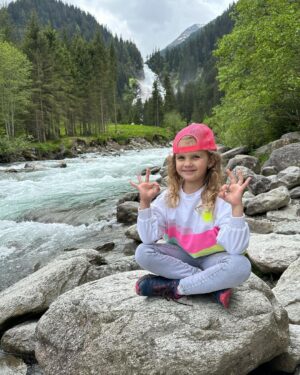 Sandra Parmová Instagram - Krimmelské vodopády 🇦🇹🏞️ Jen pár hodin jízdy z Česka, kousek od Zell am see, je tahle nádhera.😍 Slovy se dá jen těžko popsat ta neskutečná síla přírody, obzvlášt když máte štěstí a přijedete po dešti 💦☺️ 
Podle Googlu jsou zdejší vodopády jedny z nejkrásnějších v Evropě. Za nás jako rodinu s malými dětmi je úplně skvělé, že se k nim snadno dostanete krásnou procházkou. Má cca 6 km. Po trase je navíc mnoho zastávek s dechberoucím výhledem. Děti do 6-ti let mají vstup zdarma, my si jinak koupili kombinované vstupné nejen na vodopády, ale i na bližší parking a také na vstup do vodního světa s venkovními atrakcemi, což s malými dětmi určitě doporučuji. S letní kartou Zell am see, kterou nabízí vybrané hotely (i ten náš @hotelgruenerbaum, který nám doporučili @travelking.cz), máte navíc vstupné na mnoho míst ještě levnější. Tak jen takový tip ❤️ Už brzy pro vás navíc budu mít právě u @travelking.cz slevový kód pro všechny, kdo mají rádi dostupné cestování a ověřená místa ❤️

#rodinnadovolena #spoluprace #travelking #osobneovereno #cestovniagentura #dostupnecestovani #rakousko #zellamsee #krimmelskevodopady #krimmelwaterfall #krimmlerwasserfälle #familytrip #enjoyingnature #enjoyingthemoment