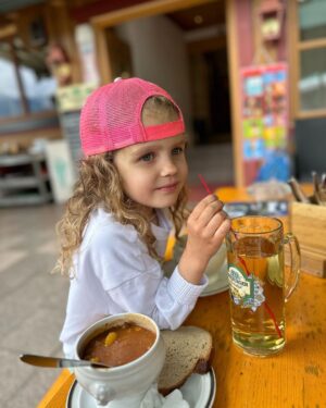 Sandra Parmová Instagram - Krimmelské vodopády 🇦🇹🏞️ Jen pár hodin jízdy z Česka, kousek od Zell am see, je tahle nádhera.😍 Slovy se dá jen těžko popsat ta neskutečná síla přírody, obzvlášt když máte štěstí a přijedete po dešti 💦☺️ 
Podle Googlu jsou zdejší vodopády jedny z nejkrásnějších v Evropě. Za nás jako rodinu s malými dětmi je úplně skvělé, že se k nim snadno dostanete krásnou procházkou. Má cca 6 km. Po trase je navíc mnoho zastávek s dechberoucím výhledem. Děti do 6-ti let mají vstup zdarma, my si jinak koupili kombinované vstupné nejen na vodopády, ale i na bližší parking a také na vstup do vodního světa s venkovními atrakcemi, což s malými dětmi určitě doporučuji. S letní kartou Zell am see, kterou nabízí vybrané hotely (i ten náš @hotelgruenerbaum, který nám doporučili @travelking.cz), máte navíc vstupné na mnoho míst ještě levnější. Tak jen takový tip ❤️ Už brzy pro vás navíc budu mít právě u @travelking.cz slevový kód pro všechny, kdo mají rádi dostupné cestování a ověřená místa ❤️

#rodinnadovolena #spoluprace #travelking #osobneovereno #cestovniagentura #dostupnecestovani #rakousko #zellamsee #krimmelskevodopady #krimmelwaterfall #krimmlerwasserfälle #familytrip #enjoyingnature #enjoyingthemoment