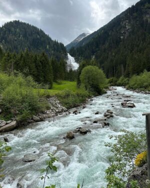 Sandra Parmová Instagram - Krimmelské vodopády 🇦🇹🏞️ Jen pár hodin jízdy z Česka, kousek od Zell am see, je tahle nádhera.😍 Slovy se dá jen těžko popsat ta neskutečná síla přírody, obzvlášt když máte štěstí a přijedete po dešti 💦☺️ 
Podle Googlu jsou zdejší vodopády jedny z nejkrásnějších v Evropě. Za nás jako rodinu s malými dětmi je úplně skvělé, že se k nim snadno dostanete krásnou procházkou. Má cca 6 km. Po trase je navíc mnoho zastávek s dechberoucím výhledem. Děti do 6-ti let mají vstup zdarma, my si jinak koupili kombinované vstupné nejen na vodopády, ale i na bližší parking a také na vstup do vodního světa s venkovními atrakcemi, což s malými dětmi určitě doporučuji. S letní kartou Zell am see, kterou nabízí vybrané hotely (i ten náš @hotelgruenerbaum, který nám doporučili @travelking.cz), máte navíc vstupné na mnoho míst ještě levnější. Tak jen takový tip ❤️ Už brzy pro vás navíc budu mít právě u @travelking.cz slevový kód pro všechny, kdo mají rádi dostupné cestování a ověřená místa ❤️

#rodinnadovolena #spoluprace #travelking #osobneovereno #cestovniagentura #dostupnecestovani #rakousko #zellamsee #krimmelskevodopady #krimmelwaterfall #krimmlerwasserfälle #familytrip #enjoyingnature #enjoyingthemoment